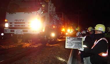 軌陸両用作業車の本線試験（夜間）